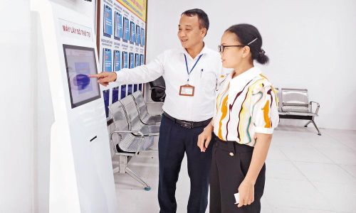 Cán bộ Trung tâm Phục vụ hành chính công phường Song Liễu hướng dẫn người dân thực hiện thủ tục hành chính công.