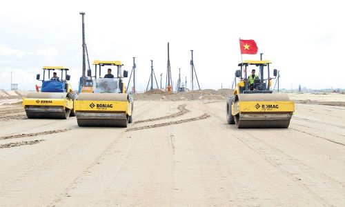  Các đơn vị thi công đang đẩy nhanh tiến độ xây dựng sân bay Gia Bình. 