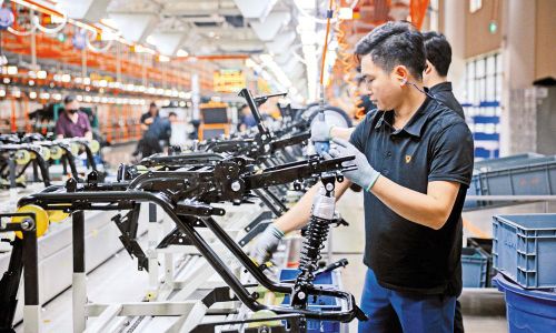  Lắp ráp sản phẩm tại Công ty trách nhiệm hữu hạn Khoa học kỹ thuật Yadea (Việt Nam) trong Khu công nghiệp Tân Hưng. 