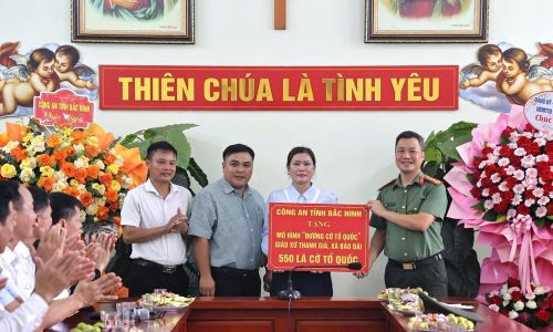Đại tá Nguyễn Quốc Vương, Phó Giám đốc Công an tỉnh trao tặng 550 lá cờ Tổ quốc cho Giáo xứ Thanh Giã.