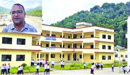 Thầy Hiệu trưởng Rajendra Dawadi (ảnh nhỏ) và Trường Trung học Tribhuvan Trishuli trước khi trường bị lũ quét hoàn toàn. Ảnh: Dailypioneer