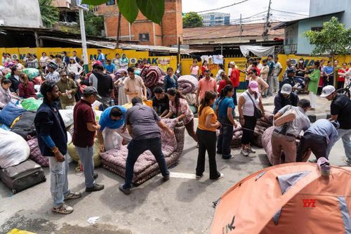 Tình nguyện viên tại thủ đô Kathmandu (Nepal) phân loại thực phẩm, quần áo, nước uống, thuốc men và chăn màn... để vận chuyển đến khu vực bị ảnh hưởng bởi trận lũ quét. Ảnh: Tân Hoa xã