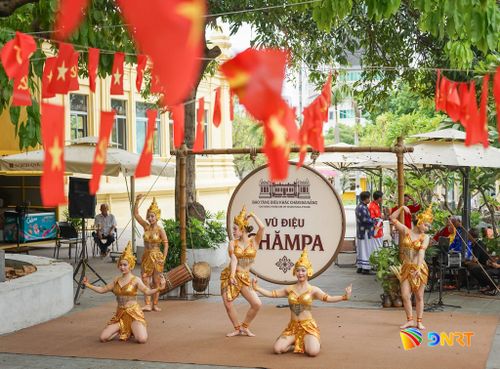 Chương trình "Vũ điệu Champa" gồm múa Apsara, hòa tấu nhạc cụ Chăm và múa "Vũ hội làng Chăm". Ảnh: XUÂN SƠN