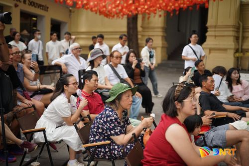 Chương trình thu hút sự theo dõi của đông đảo du khách trong và ngoài nước. Ảnh: XUÂN SƠN