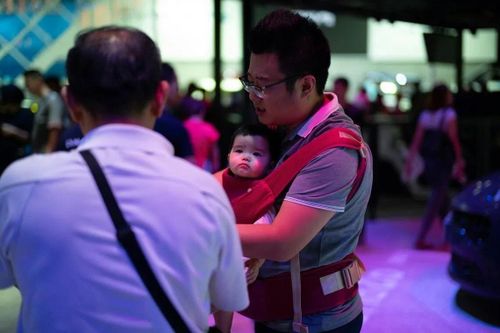 Các ông bố thuộc thế hệ Millennials dành thời gian cho gia đình nhiều hơn so với các thế hệ trước, đặc biệt trong việc chăm sóc con cái. Ảnh: The Straits Times
