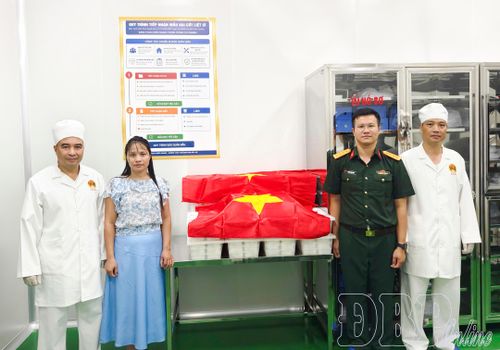 Đại diện Ban Chỉ đạo tìm kiếm, xác định danh tính liệt sĩ tỉnh Điện Biên bàn giao mẫu sinh phẩm hài cốt liệt sĩ cho Viện Pháp y quân đội (Bộ Quốc phòng) để thực hiện giám định ADN, phục vụ xác định danh tính liệt sĩ.