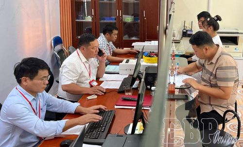 Cán bộ Trung tâm Phục vụ hành chính công xã Mường Phăng, giải quyết thủ tục hành chính cho người dân.