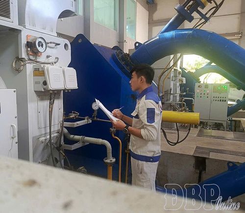 Anh Điêu Chính Long, bản Phiêng Đất, xã Nậm Nèn thực hiện công việc hàng ngày tại Nhà máy Thủy điện Nậm Khẩu Hu.