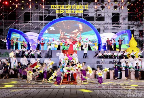 Tiết mục hát múa Hoa Ban Điện Biên.