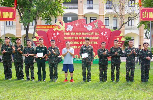 Ban tổ chức trao giải cho các tập thể, cá nhân có thành tích xuất sắc.