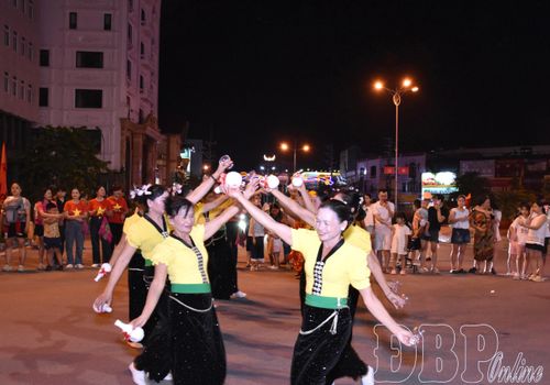 Những màn trình diễn dân vũ, khiêu vũ thể thao kết hợp với tiết mục văn nghệ mang đậm bản sắc văn hóa các dân tộc.