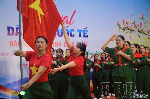 Tiết mục tham gia Festival Dân vũ thể hiện tinh thần yêu nước.