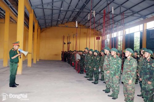 Đại tá Phạm Quang Huy, Lữ đoàn trưởng Lữ đoàn 96 nhận xét sau cuộc kiểm tra đột xuất công tác chữa cháy, cứu nạn cứu hộ giả định tại khu kỹ thuật. Ảnh: Nguyệt Hà