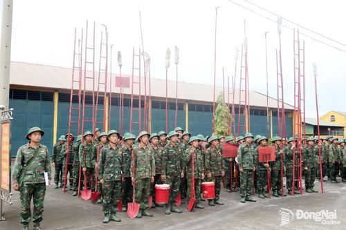 Cán bộ, chiến sĩ ngay lập tức có mặt với đầy đủ phương tiện vũ khí, trang bị tại khu vực huy động. Ảnh: Nguyệt Hà