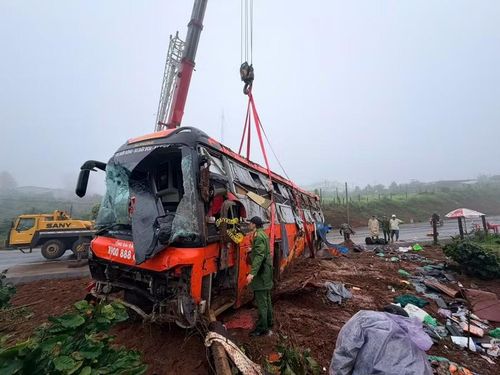 Chiếc xe bị biến dạng sau vụ lật. Ảnh: Văn Ngọc