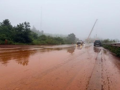 Bùn đất đổ ra đường sau mưa lớn khiến mặt đường trơn trượt. Ảnh: Văn Ngọc
