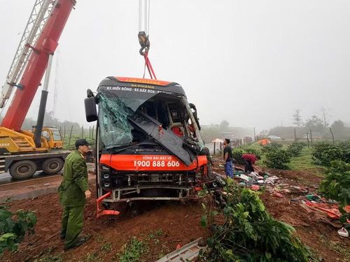 Lực lượng chức năng đã cứu hộ chiếc xe. Ảnh: Văn Ngọc
