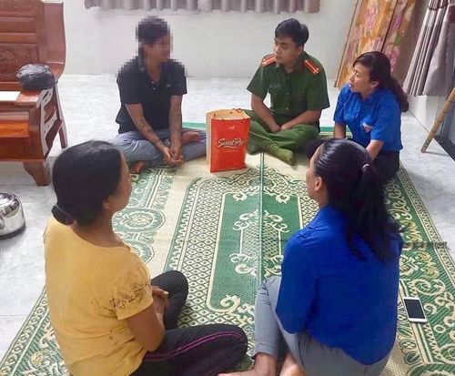  Đoàn Thanh niên, Hội LHTN Việt Nam xã Biển Hồ đến thăm, nắm bắt tâm tư, định hướng việc làm cho thanh niên trở về địa phương sau khi chấp hành xong án phạt tù. Ảnh: ĐVCC 
