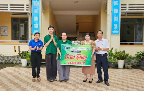  Đại diện Dự án về môi trường và giáo dục Nhà Nhiều Lá (TP. Hồ Chí Minh) trao “Tủ sách cho em” tại Trường Tiểu học và THCS Chư Đang Ya (xã Biển Hồ). Ảnh: Ngọc Duy 