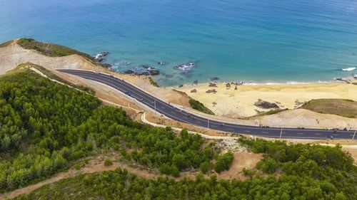  Tuyến đường ven biển băng qua đèo Lộ Diêu. Ảnh: Dũng Nhân 