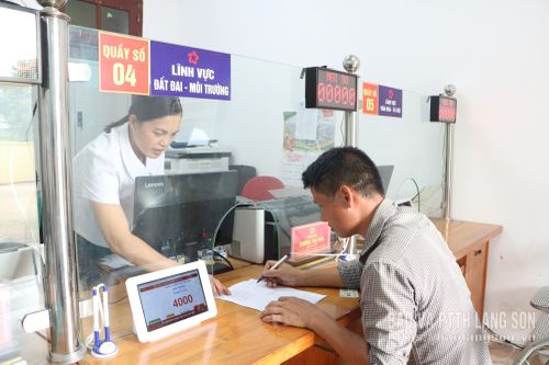 Chuyên viên Trung tâm Phục vụ hành chính công xã Thống Nhất hướng dẫn người dân thực hiện thủ tục hành chính
