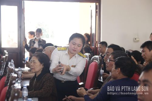 Cán bộ Thuế cơ sở 5 hỗ trợ người nộp thuế sử dụng ứng dụng thuế điện tử