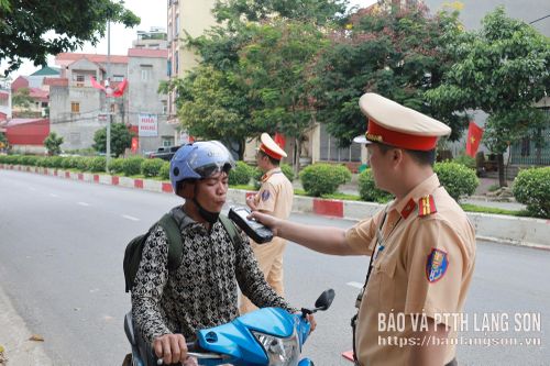 Đội CSGT đường bộ số 1 kiểm tra nồng độ cồn người tham gia giao thông