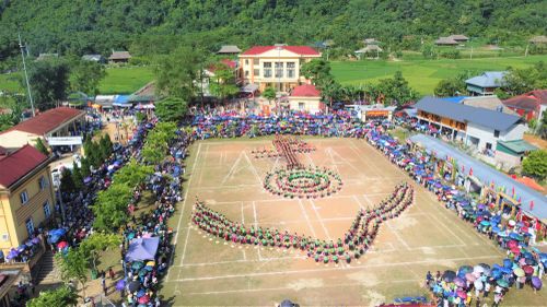 Màn đồng diễn “Âm vang cội nguồn - Sắc màu Lâm Thượng” với sự tham gia của gần 500 nghệ nhân, diễn viên, học sinh và người dân.