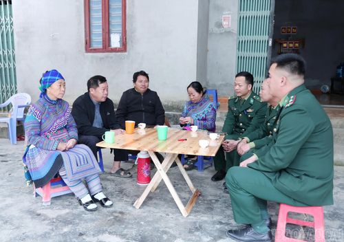 Ngoài nhiệm vụ chuyên môn, những người lính biên phòng còn thường xuyên gần gũi, tuyên truyền, vận động người dân chấp hành tốt chủ trương của Đảng, pháp luật của Nhà nước, nhất là Luật Biên giới quốc gia; đồng thời ,tham gia thực hiện các nhiệm vụ chính trị khác của địa phương theo đúng khẩu hiệu: Đồn là nhà, biên giới là quê hương, đồng bào các dân tộc là anh em ruột thịt.