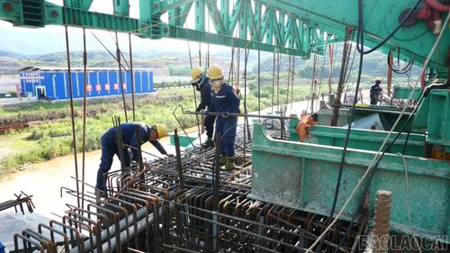 Chủ đầu tư cam kết bàn giao mặt bằng và bảo đảm các điều kiện kỹ thuật vào cuối tháng 11/2026 để phía Trung Quốc tổ chức hợp long nhịp chính.