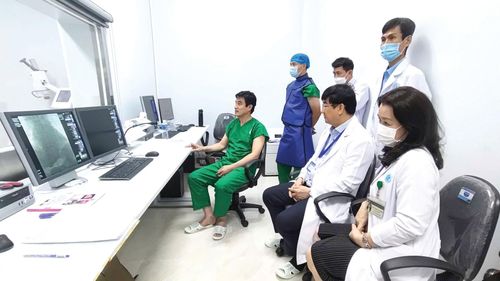 Các chuyên gia của Bệnh viện Chợ Rẫy chuyển giao, theo dõi thực hiện can thiệp tim mạch tại Bệnh viện Đa khoa Bình Thuận