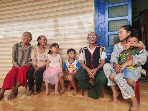 Ông Y Sênh kể chuyện thời tham gia chiến tranh chống Mỹ cho con cháu nghe