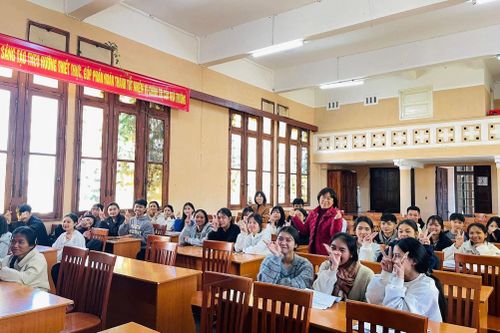 Em Lương Thị Thùy Trang cùng các bạn trong đội tuyển tham dự Kỳ thi học sinh giỏi cấp tỉnh năm học 2025 - 2026