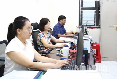 Cán bộ Phòng Kinh tế hạ tầng phường Thành Nam cập nhật thông tin dữ liệu đất đai của địa phương lên hệ thống.