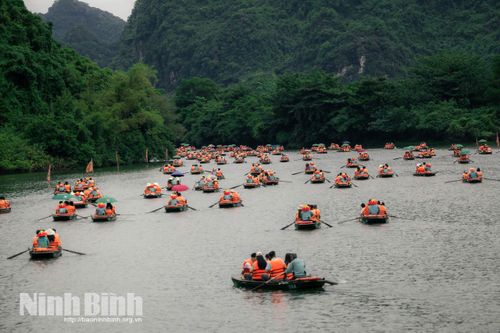 Đông đảo du khách tham quan Tràng An trong kỳ nghỉ lễ.