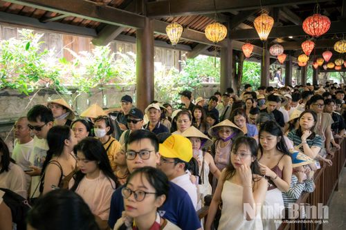 Du khách xếp hàng trật tự tại khu vực soát vé ở Khu du lịch sinh thái Tràng An trong kỳ nghỉ lễ Quốc khánh.