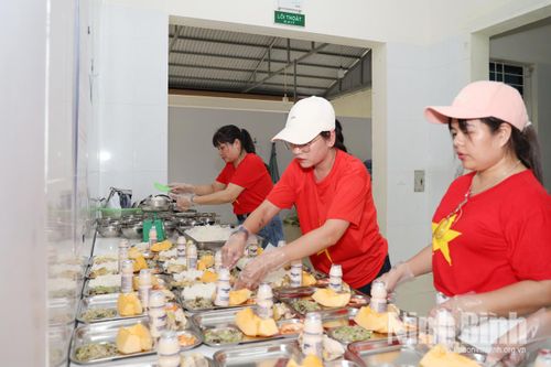 Các tình nguyện viên chuẩn bị bữa cơm chiều cho người bệnh.
