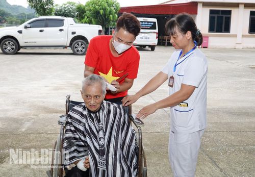 Tình nguyện viên cắt tóc miễn phí cho người bệnh phong.