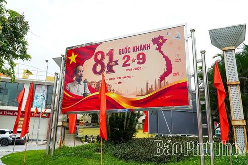 Hình ảnh Chủ tịch Hồ Chí Minh đọc Tuyên ngôn Độc lập tại Quảng trường Ba Đình, Hà Nội, ngày 2/9/1945.