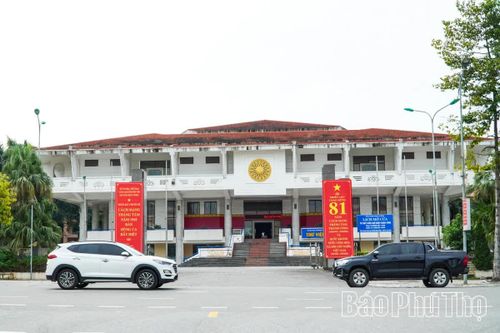 Nhiều khu công sở trên địa bàn tỉnh treo khẩu hiệu chào mừng kỷ niệm 81 năm Cách mạng Tháng 8 và Quốc khánh 2/9.