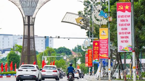 Pa nô khẩu hiểu chào mừng Kỷ niệm 81 năm Cách mạng Tháng Tám và Quốc khánh 2/9 tại nhiều tuyến phố.