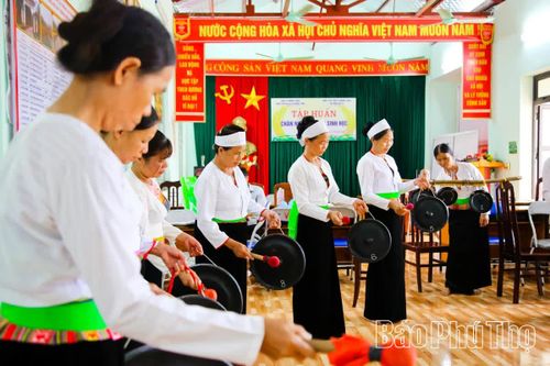 Các tiết mục văn nghệ được chuẩn bị công phu, tạo không khí vui tươi, phấn khởi trong dịp lễ tại xã Mường Thàng.