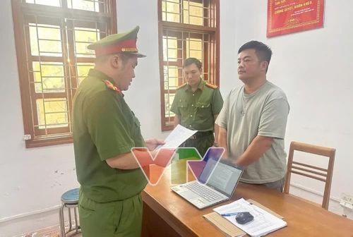 Vũ Hoàng Hải tại cơ quan công an. (Ảnh chụp từ VTV)
