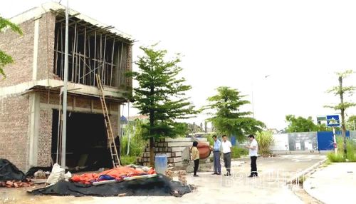 Ngôi nhà đang xây tại Khu nhà ở Riverview Lương Sơn của gia đình chị Phan Thị Thanh Hà, nằm cạnh con đường có hàng rào chắn.
