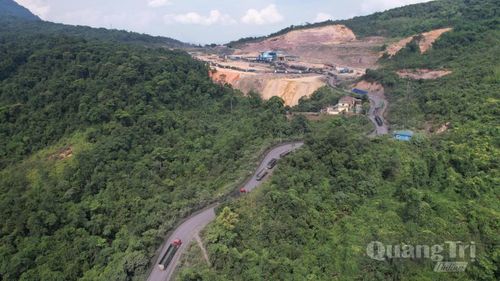 Giao thông miền núi phía Tây Nam tỉnh Quảng Trị ngày nay đáp ứng nhu cầu đi lại của người dân và doanh nghiệp - Ảnh: T.P