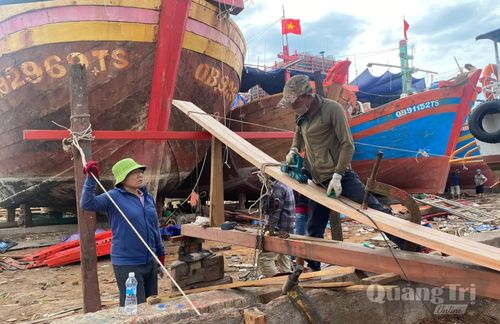 Cơ sở đóng tàu của chị Hoàng Thị Sửu (trái) giải quyết việc làm cho nhiều lao động địa phương - Ảnh: Đ.H