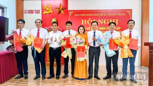 Lãnh đạo xã Thượng Trạch trao quyết định thành lập Trường phổ thông nội trú tiểu học và THCS Thượng Trạch và quyết định bổ nhiệm hiệu trưởng, hiệu phó của nhà trường - Ảnh: K.H