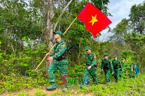 Cán bộ, chiến sĩ Đồn Biên phòng Chiềng Sơn tuần tra bảo vệ bình yên trên những cung đường biên giới.