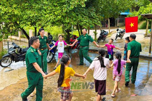 Cán bộ, chiến sĩ Đồn Biên phòng Chiềng Sơn hoà cùng niềm vui với các em nhỏ trong dịp Tết Độc lập.