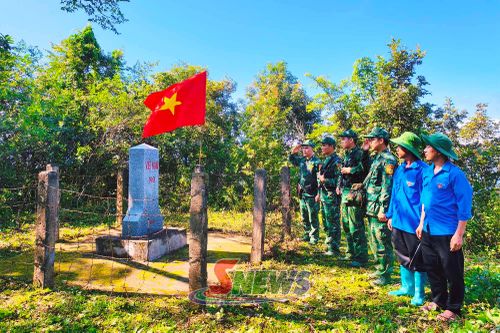 Cán bộ, chiến sĩ Đồn Biên phòng Mường Lạn cùng ĐVTN xã Mường Lạn chào cờ tại Cột mốc 190.